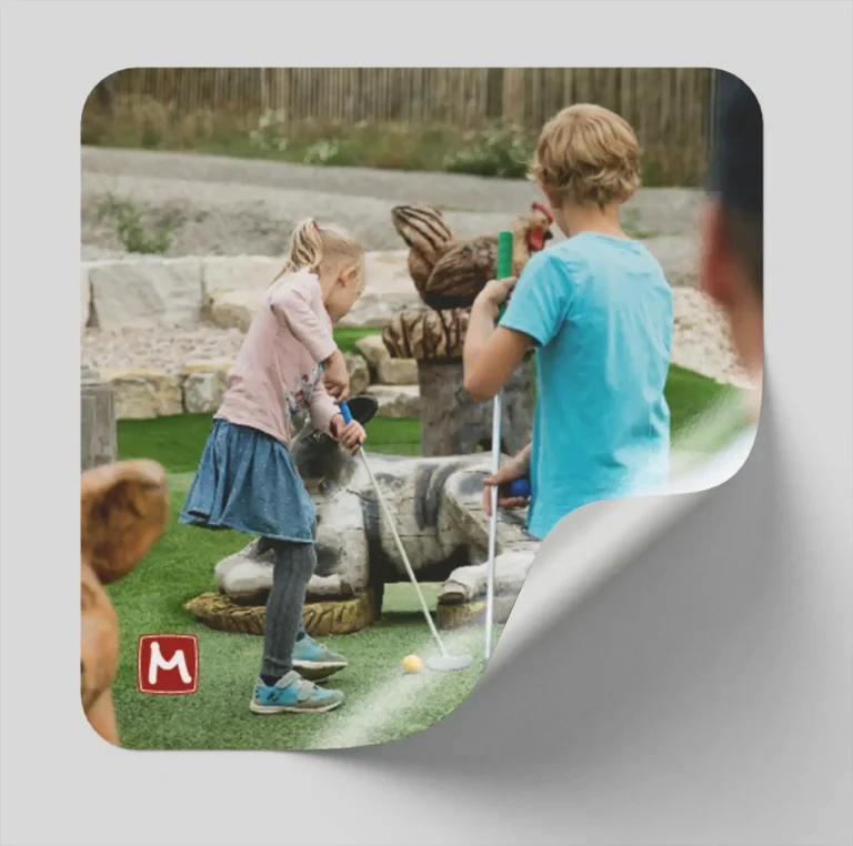 Aufkleber Kinder beim Minigolf spielen auf dem Campingplatz Mohrenhof Franken