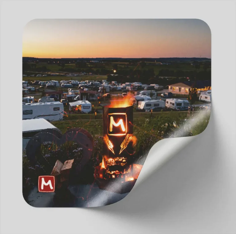 Aufkleber Feuerschale mit Mohrenhof-Logo und Blick über den Campingplatz bei Dämmerung