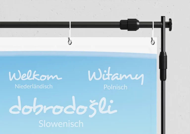 Detail des Banners mit den Willkommensgrüßen auf Niederländisch, Polnisch und Slowenisch.