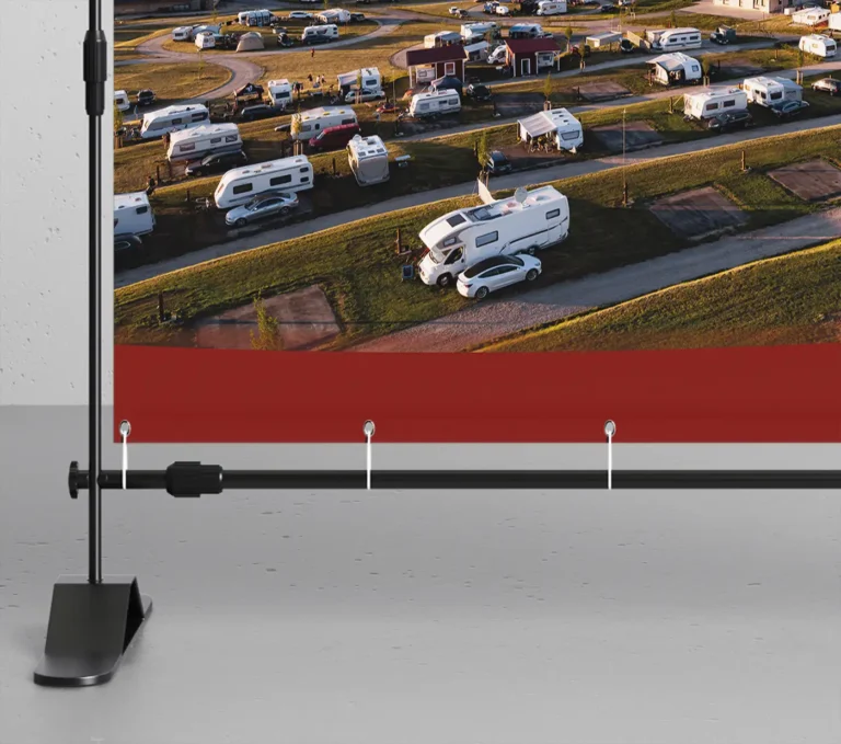 Detail des Banners mit Befestigung und Blick auf die Wohnmobile des Mohrenhofs.