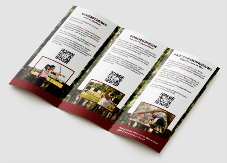 Dreidimensionale Innenansicht des Flyers mit Informationen zu Einsteigerkursen, Fortgeschrittenenkursen und Bogenparcours am Mohrenhof.