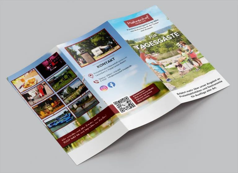 Dreidimensionale Außenansicht des Informationsflyers für Tagesgäste am Mohrenhof mit Kontaktdaten und Impressionen der Freizeitaktivitäten.
