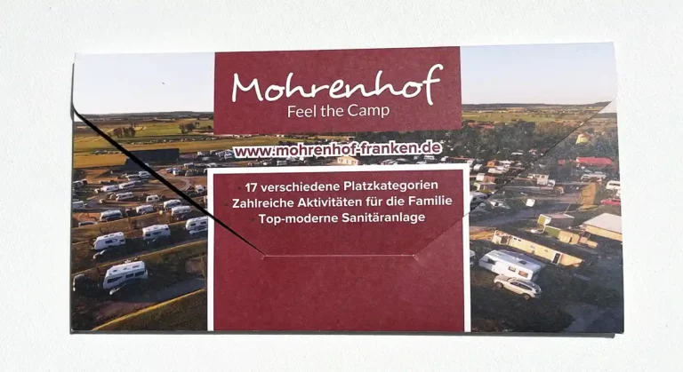 Geschlossener Mohrenhof-Campinggutschein mit Luftaufnahme der Stellplätze und Highlights