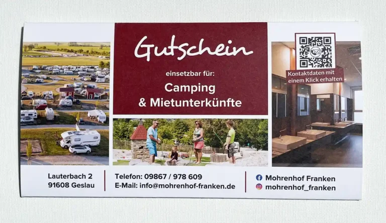Rückseite des Camping-Gutscheins mit Kontaktdaten, Fotos von Stellplätzen, Minigolf und Sanitäranlagen