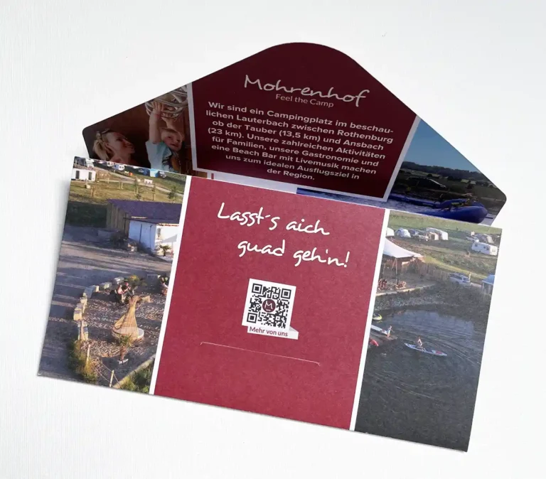 Halb geöffneter Mohrenhof-Gutschein mit Blick auf den fränkischen Gruß und QR-Code