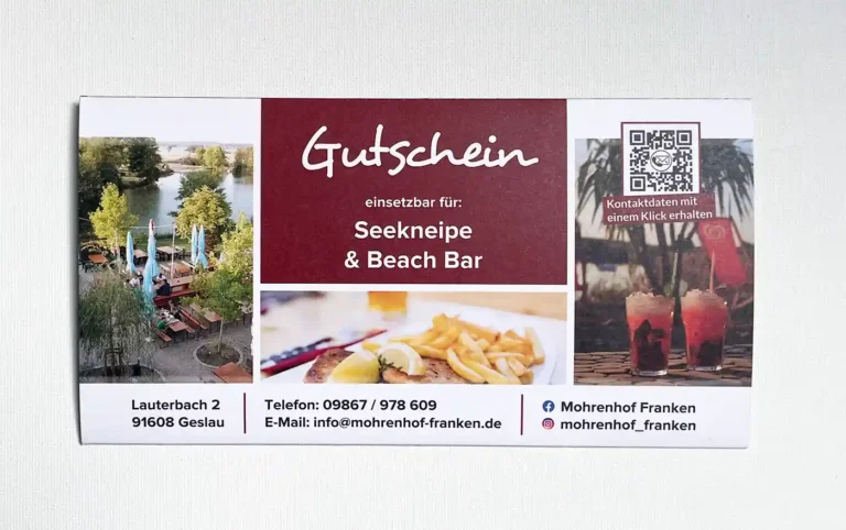Rückseite des Gastronomie-Gutscheins mit Kontaktdaten, Fotos von Seekneipe, Essen und Drinks
