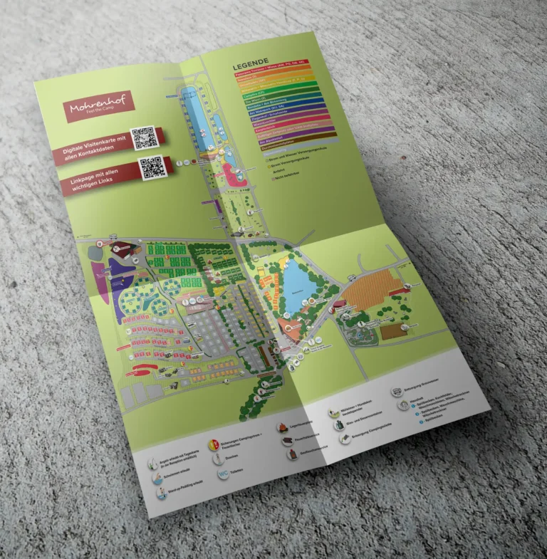 Mockup eines gefalteten, gedruckten Lageplans für den Freizeitpark Mohrenhof mit farbiger Legende und QR-Codes für digitale Services.