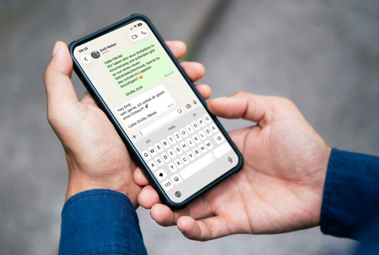 Unkomplizierte Kommunikation per Smartphone zur schnellen Anpassung eines Campingplatz-Lageplans.