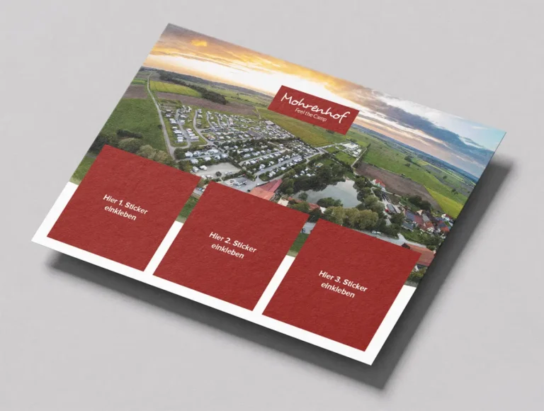 Vorderseite der Mohrenhof-Postkarte mit Luftaufnahme des Campingplatzes und Feldern zum Sticker einkleben