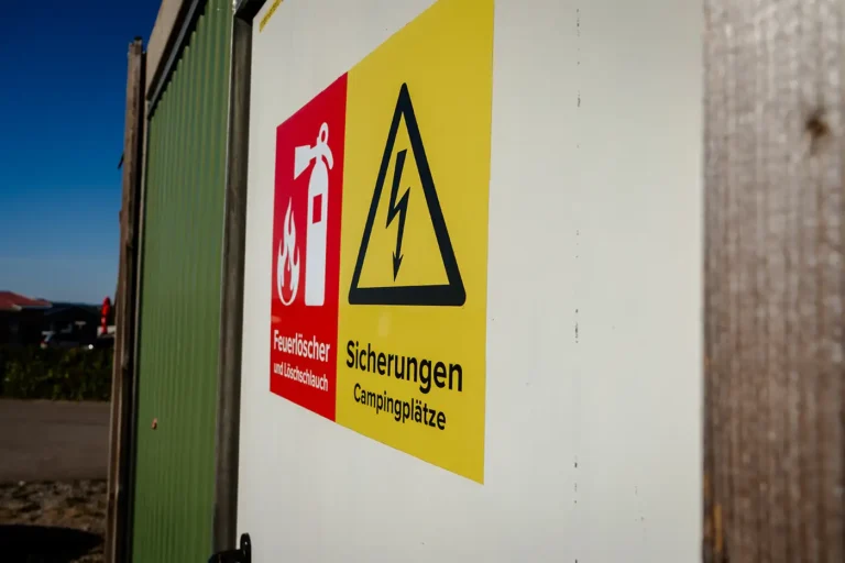 Gelb-rotes Warnschild für Feuerlöscher, Löschschlauch und Sicherungen für Campingplätze