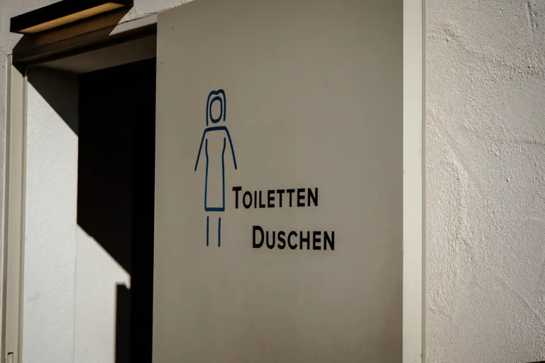 Beschilderung an einer Hauswand für Damen-Toiletten und Duschen auf dem Campingplatz