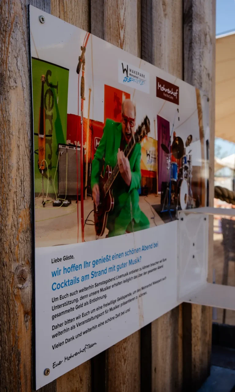 Schild mit Spendenaufruf für Live-Musiker und Aufruf zur Unterstützung der Künstler
