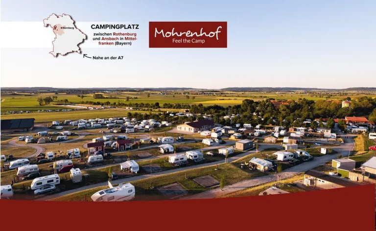 Faltdisplay des Campingplatzes Mohrenhof mit Luftbild-Motiv, Logo und Lage-Infos "nahe an der A7"