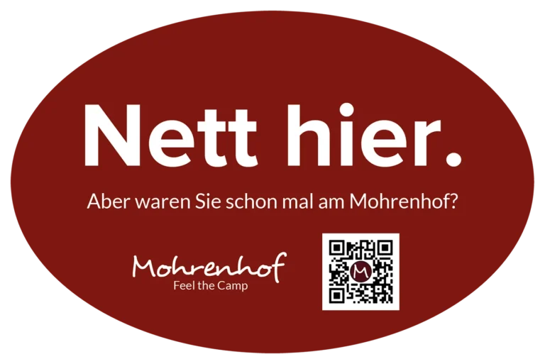 Ovaler weinroter Sticker mit Aufschrift Nett hier. Aber waren Sie schon mal am Mohrenhof? und QR-Code