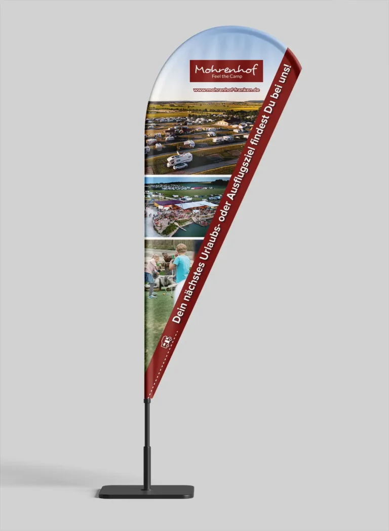 Produktvorschau einer Drop-Flag-Fahne mit dem Mohrenhof-Logo und Campingmotiven