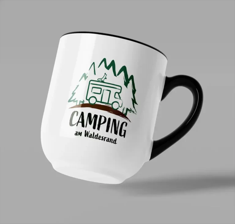 Weißer Kaffeebecher mit schwarzem Henkel und aufgedrucktem Logo Camping am Waldesrand