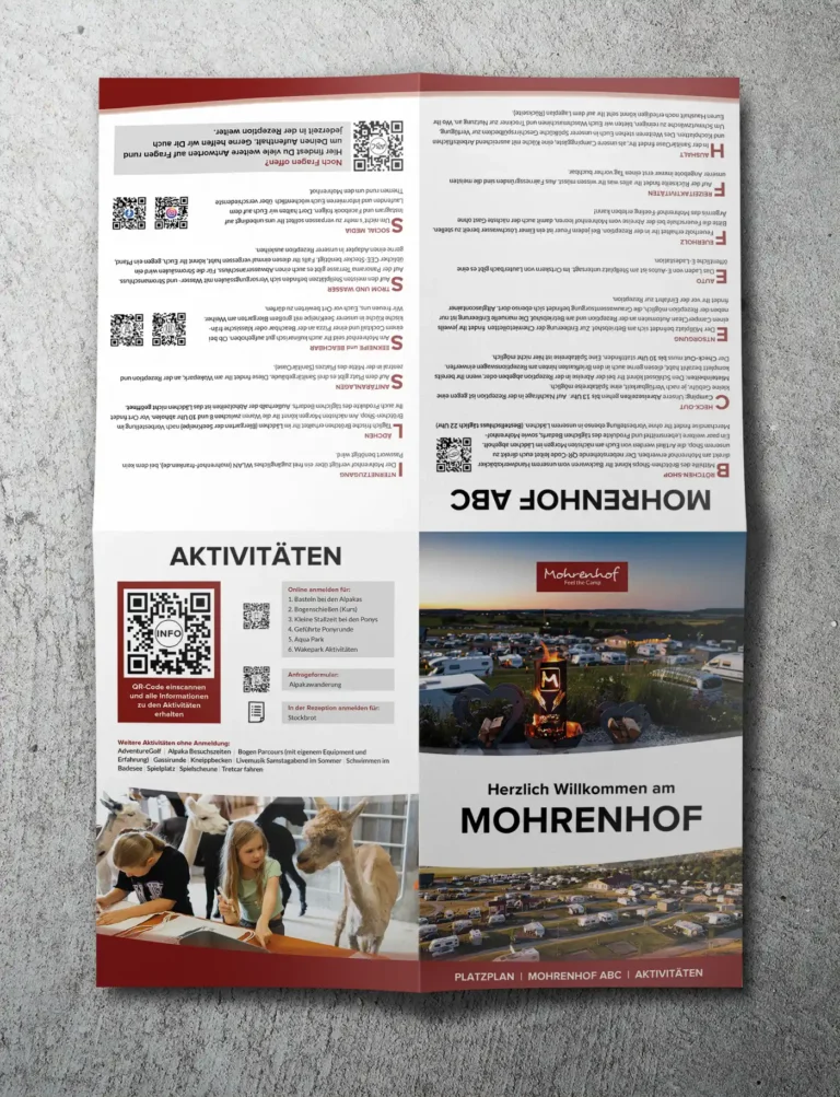 Gefalteter Flyer der Mohrenhof Gästemappe in realistischer Papier-Ansicht mit Aktivitätsübersicht und Infoteil