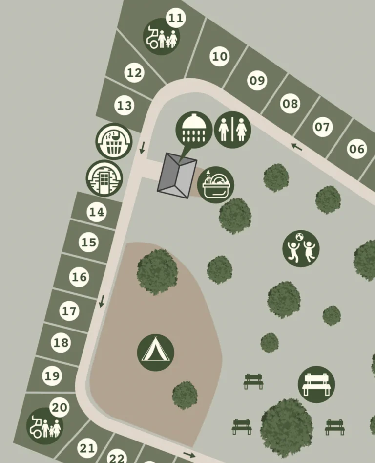 Ausschnitt des Lageplans mit nummerierten Camping-Stellplätzen, Zeltplatz und Saunafass