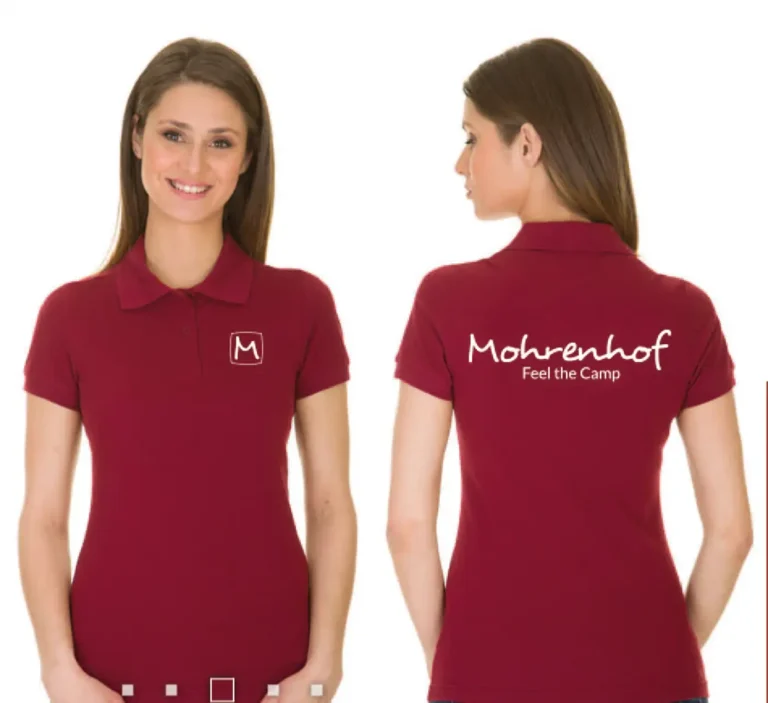 Weinrotes Damen-Poloshirt mit Mohrenhof-Logo auf der Brust und Schriftzug Feel the Camp auf dem Rücken