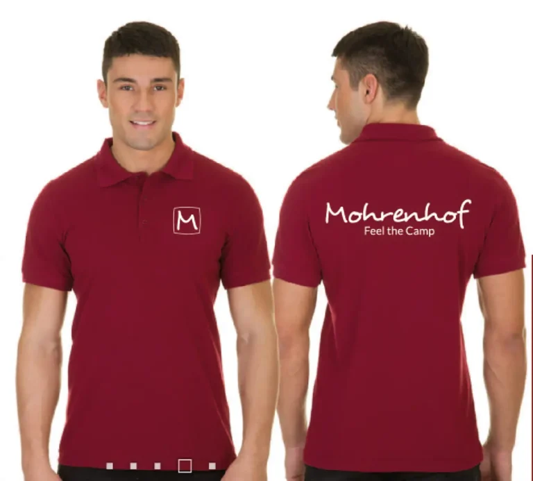 Weinrotes Herren-Poloshirt mit weiß gesticktem Mohrenhof-Logo und Rückenaufdruck Feel the Camp