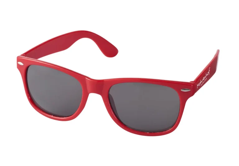 Rote Mohrenhof Sonnenbrille in Schrägansicht mit weißem Logo-Bedruck auf dem Bügel