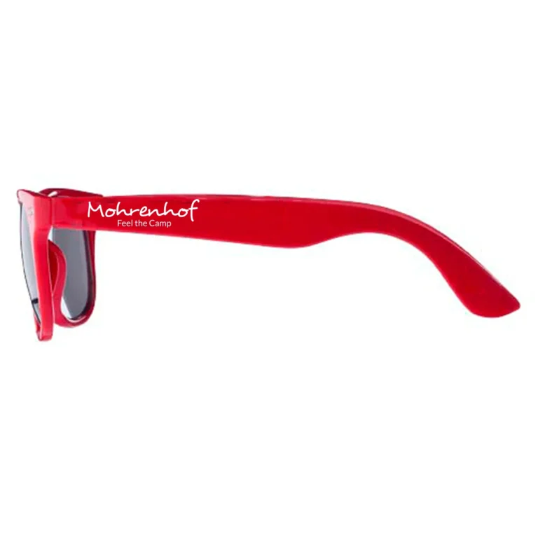Seitenansicht der roten Sonnenbrille mit weißem Mohrenhof Feel the Camp Schriftzug
