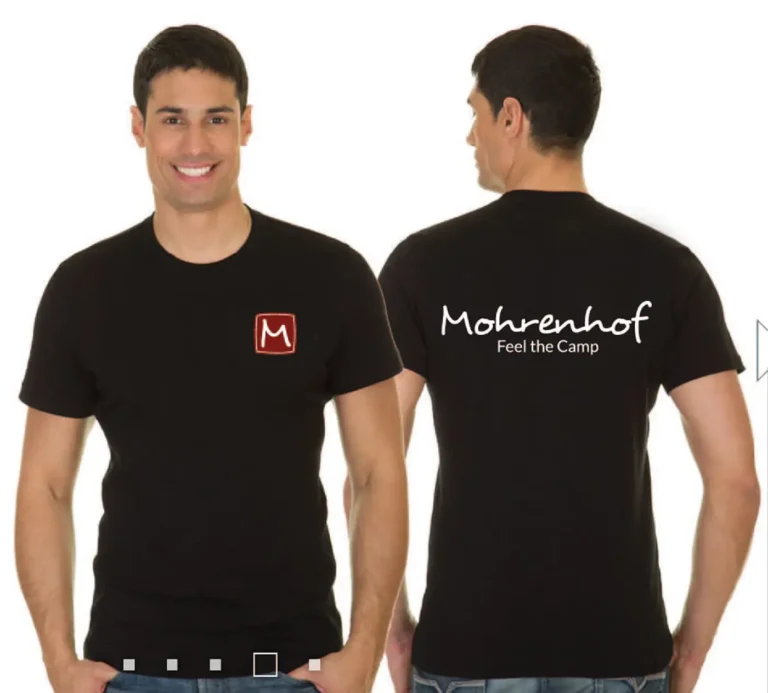 Schwarzes Herren-T-Shirt mit rot-weißem Mohrenhof-Logo auf der Brust und Rückenaufdruck