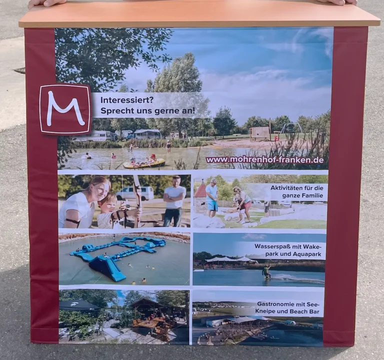 Aufgebaute Textil-Falttheke für Messen mit dem Mohrenhof-Logo und Fotos der Freizeitangebote